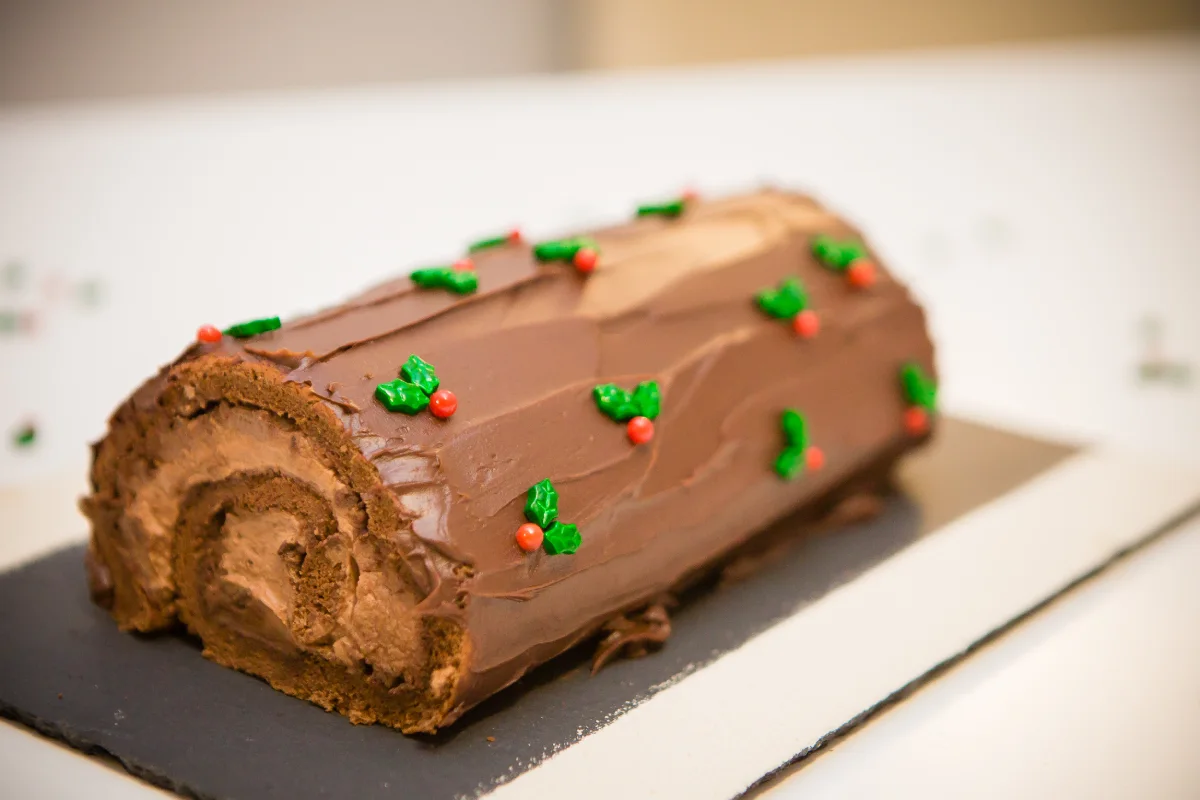 Desserts de Noël légers avec bûche roulée et verrines aux agrumes