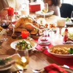 Repas de Noël simple en famille avec table festive et plats faits maison.