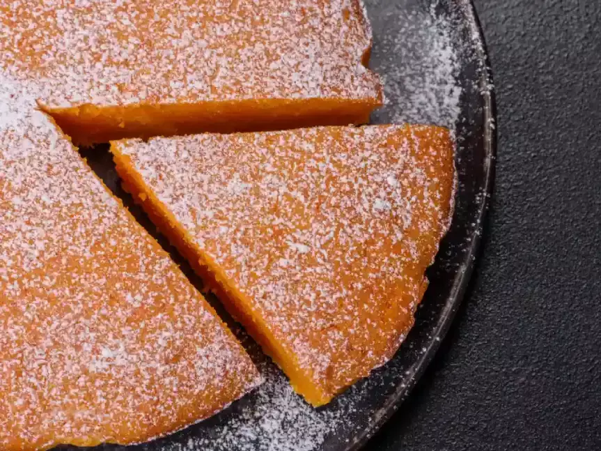 Gâteau à la patate douce avec glaçage et noix concassées