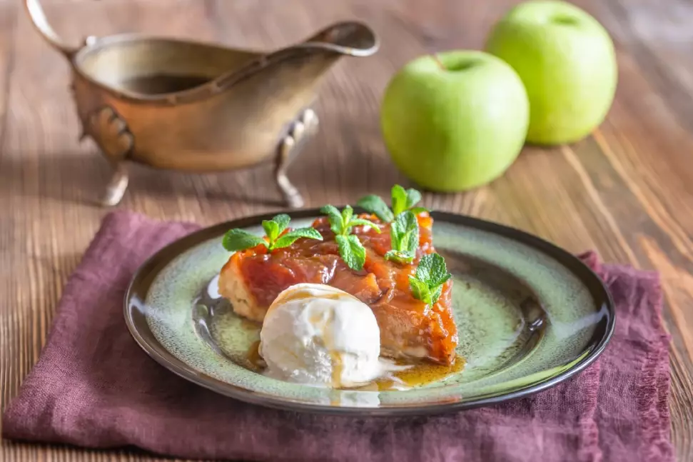 Gâteau aux pommes en cours de cuisson dans un four, montrant le brunissement parfait