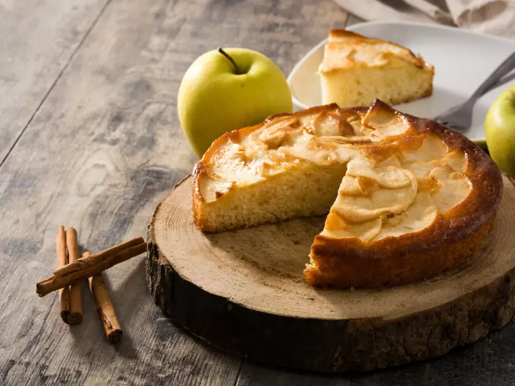 Gâteau aux pommes moelleux avec texture aérienne et pommes fondantes