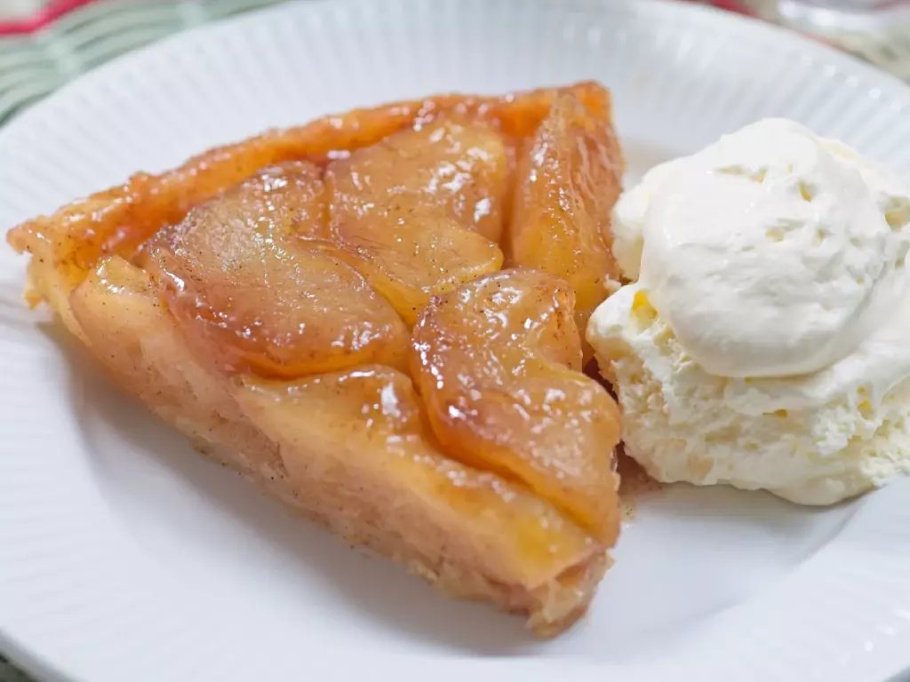 Gâteau aux pommes sans gluten avec texture spongieuse et pommes visibles