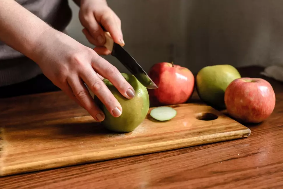 Préparation des pommes pour gâteau avec différentes techniques de découpe