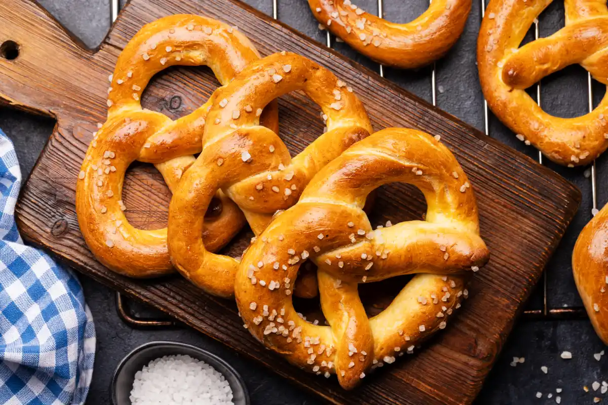 Bretzel maison : recette facile + 7 secrets pour un résultat ultra-moelleux