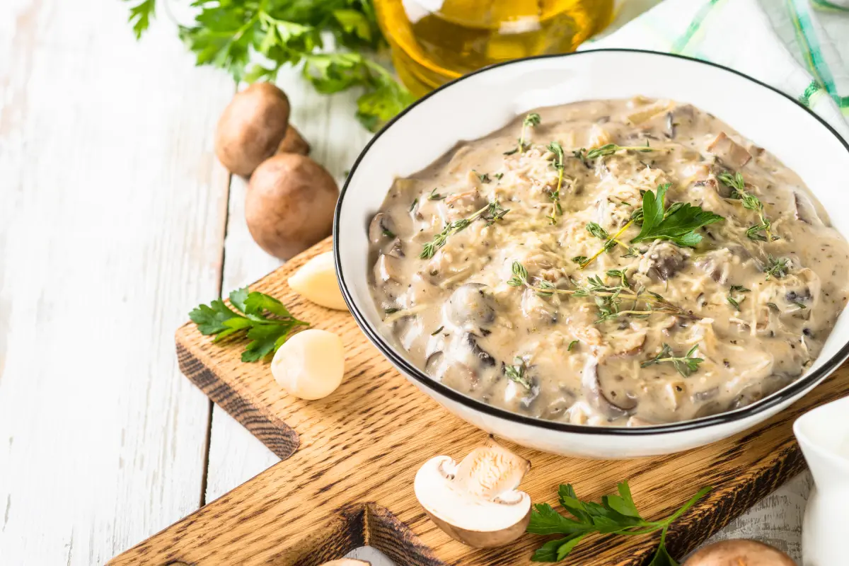 Sauce champignon : recette facile ultra-crémeuse en 5 minutes (+ 4 variantes)