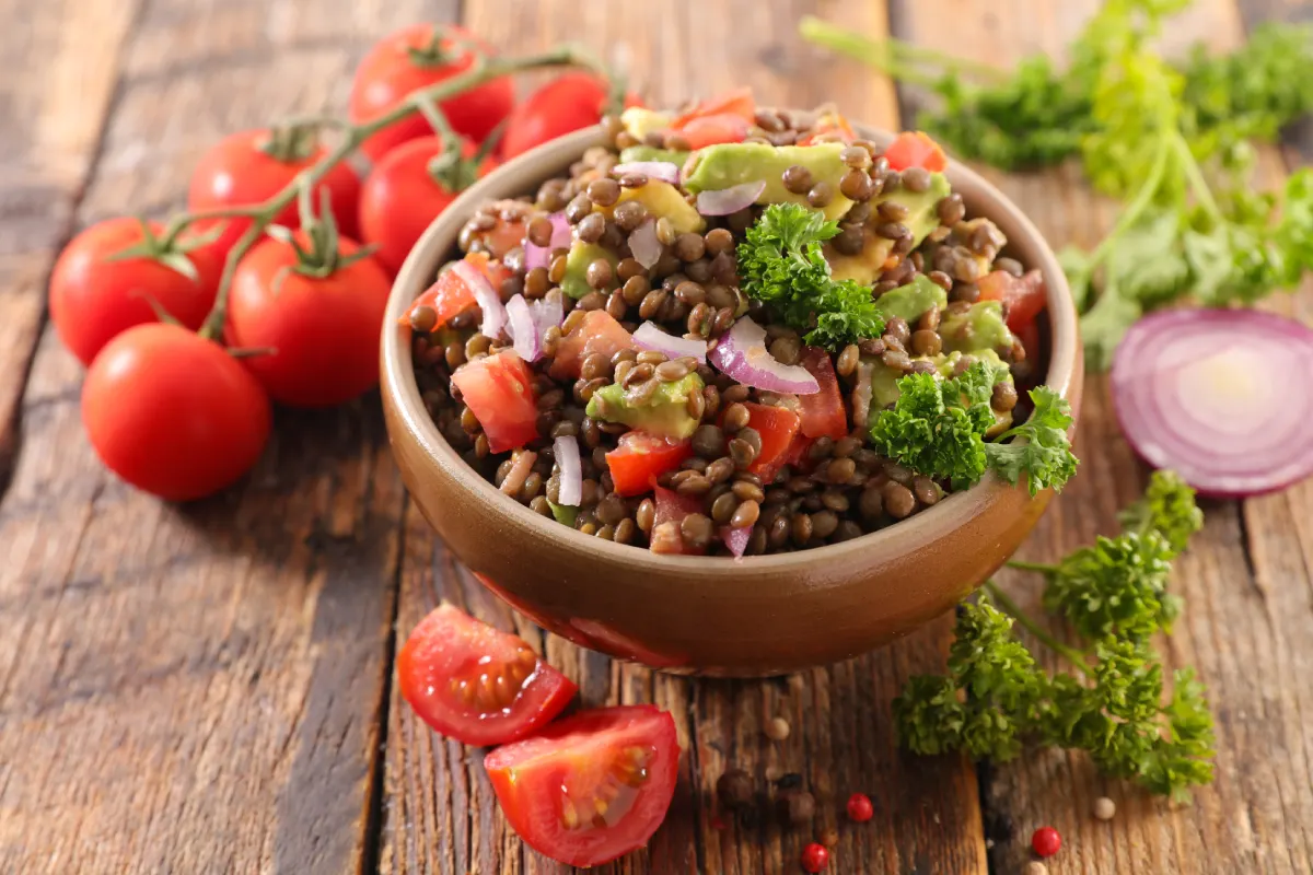 Salade de lentilles : recette facile + 7 variantes complètes (feta, thon, saumon)