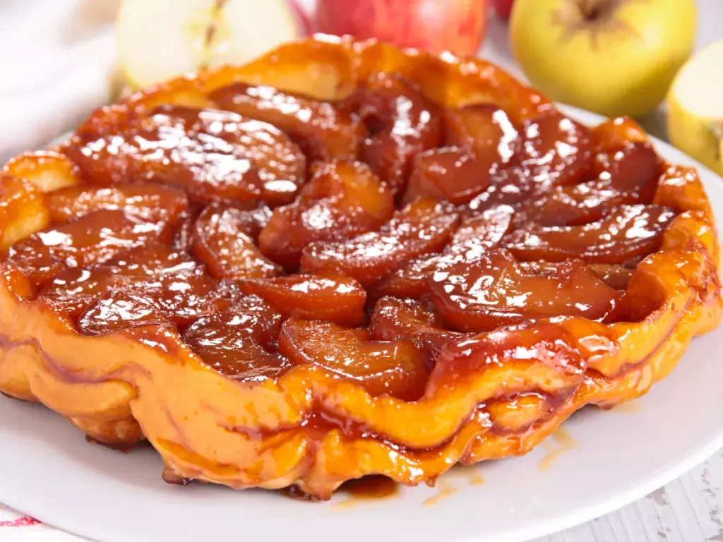 Gâteau aux pommes façon tatin avec pommes caramélisées sur le dessus