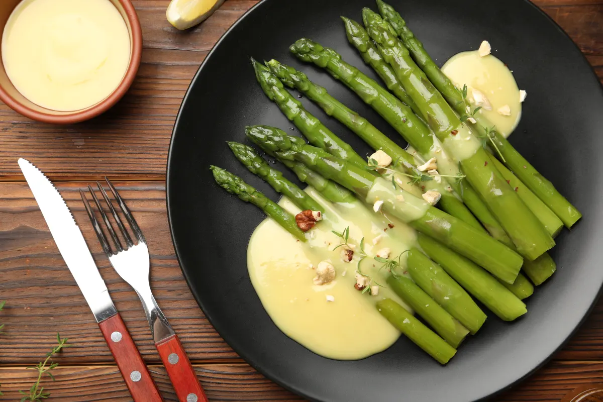6 secrets incontournables pour réussir des asperges sauce hollandaise parfaites à Pâques