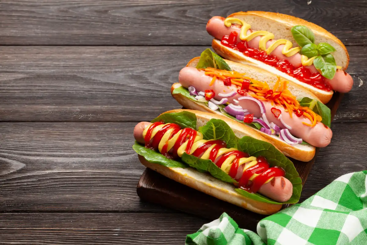 Hot dog maison : recette facile + 7 idées de toppings ultra-gourmands