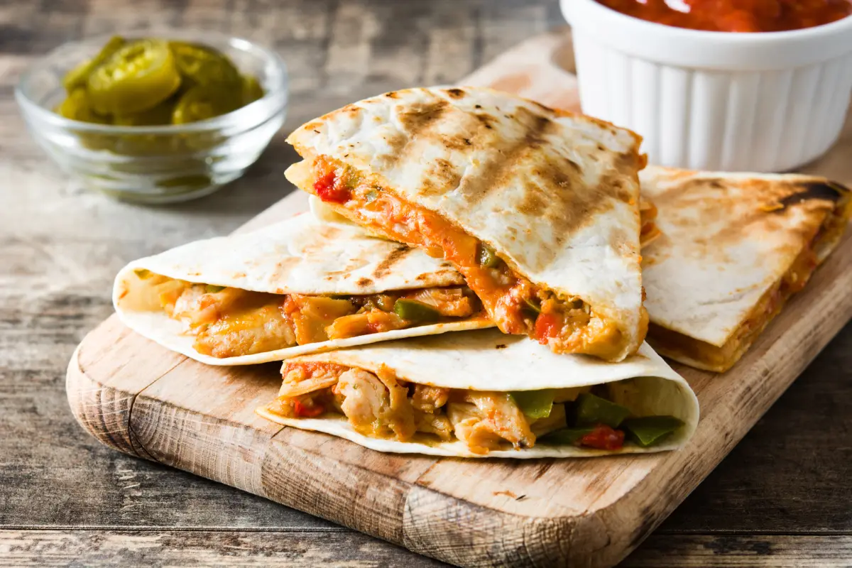 Quesadillas : recette facile + 5 idées express (poulet, veggie, fromage)