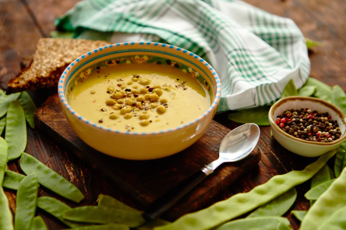 Soupe de pois cassés : recette réconfortante + 3 astuces de cuisson