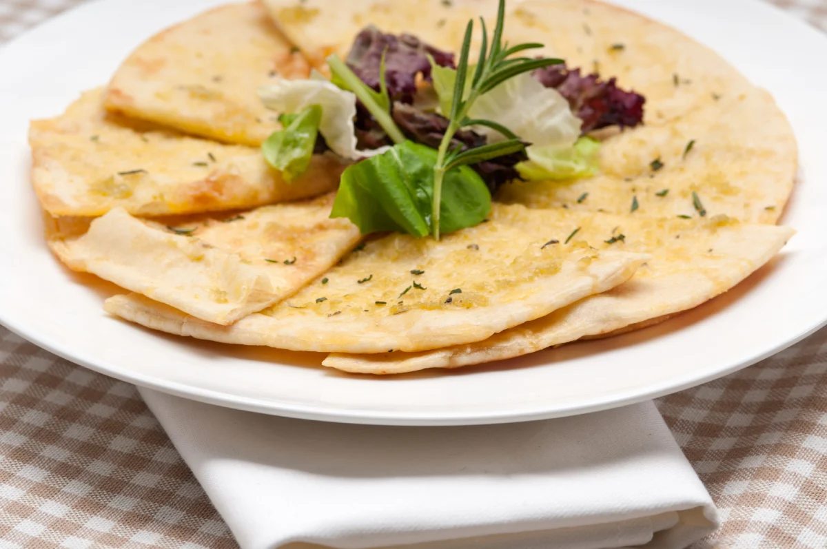 Socca authentique et croustillante : la recette incontournable de Nice ultra simple
