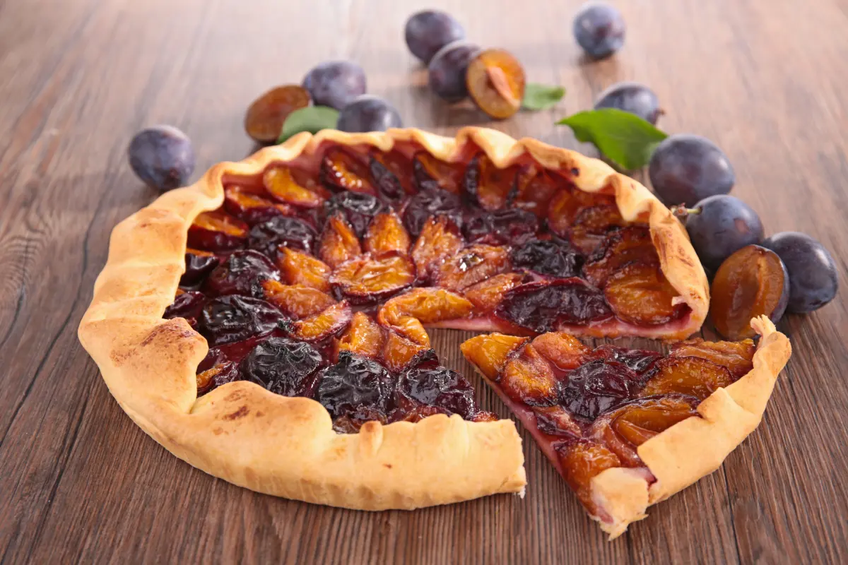 Tarte aux prunes fondante et gourmande : le dessert maison parfait de saison