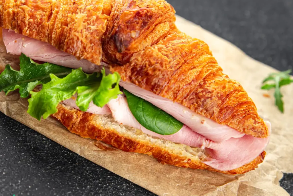 croissant au jambon