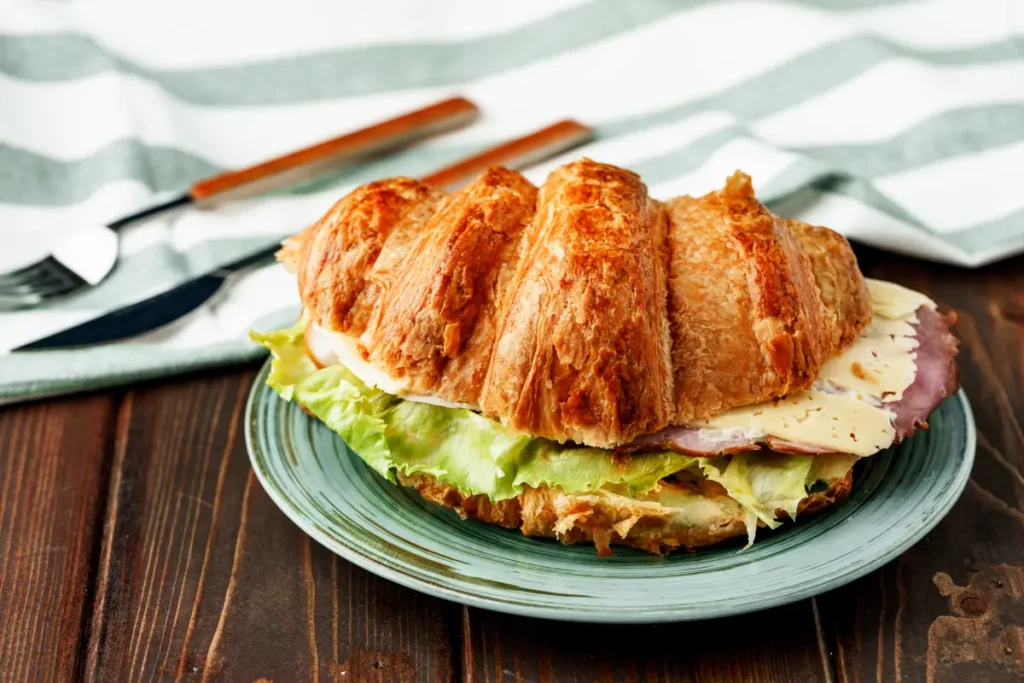 croissant au jambon