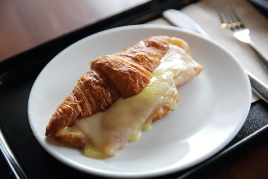 croissant au jambon