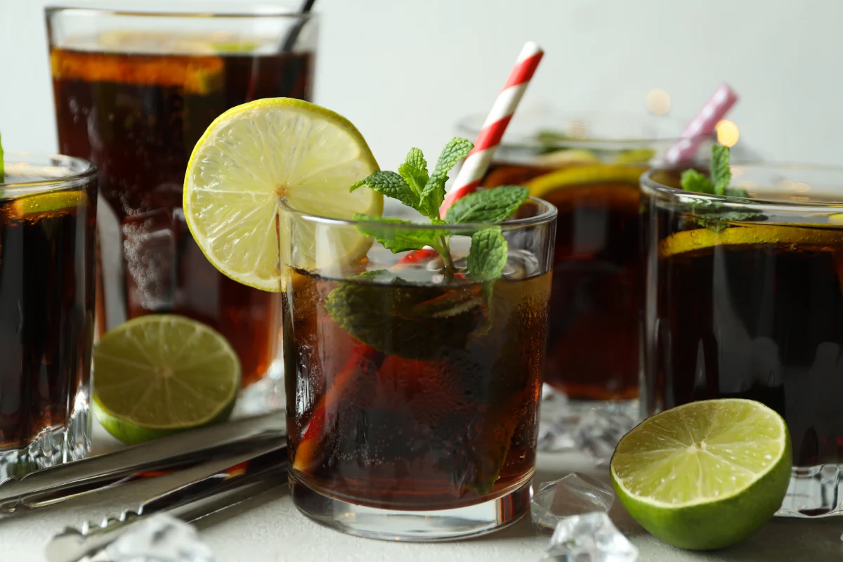 Cuba Libre : histoire, secrets et tout ce qu’il faut savoir sur le cocktail le plus légendaire du monde